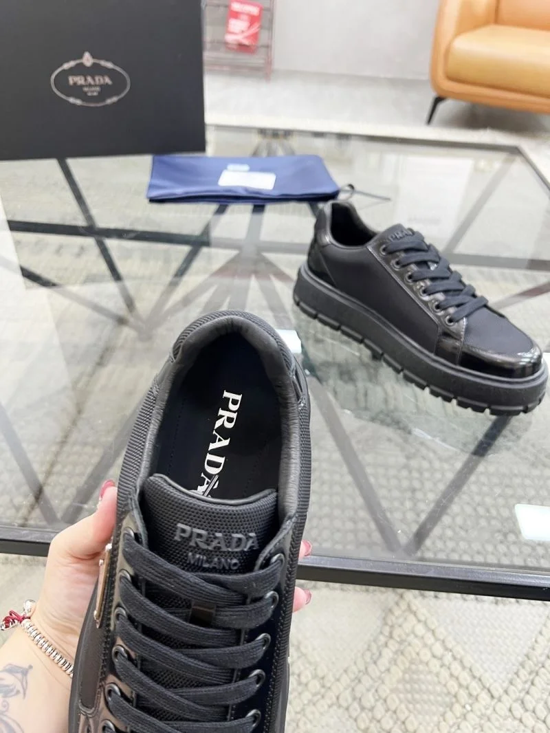 Casual Prada Low Shoes 33790