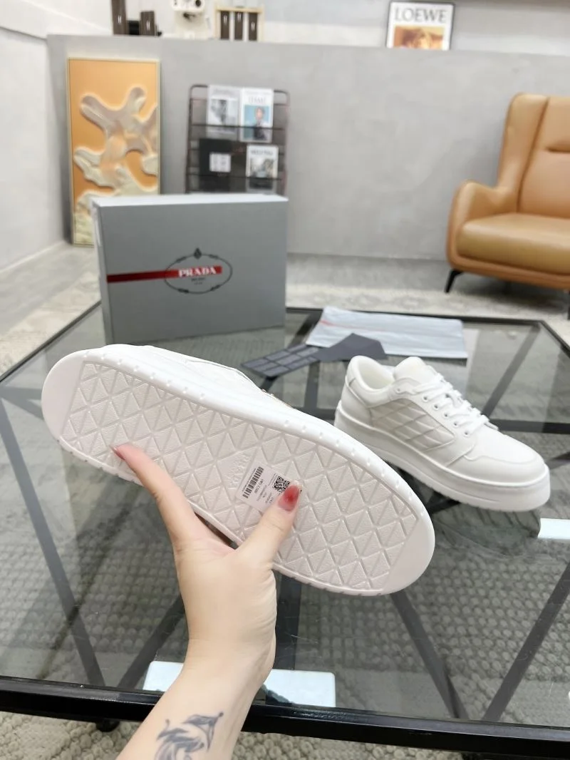 EyeCatching Prada Low Shoes 33716