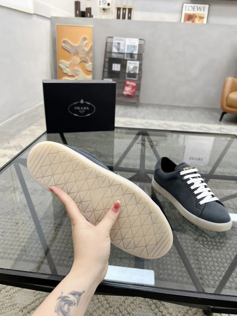 Prada Low Shoes Elegant 33708