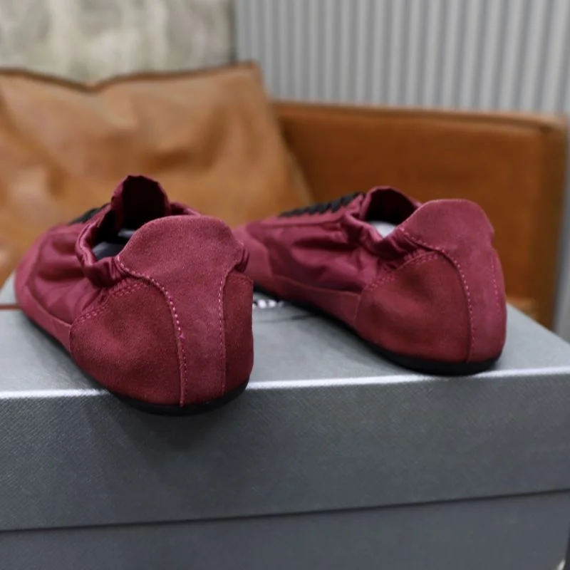 Prada Low Shoes Elegant 33658