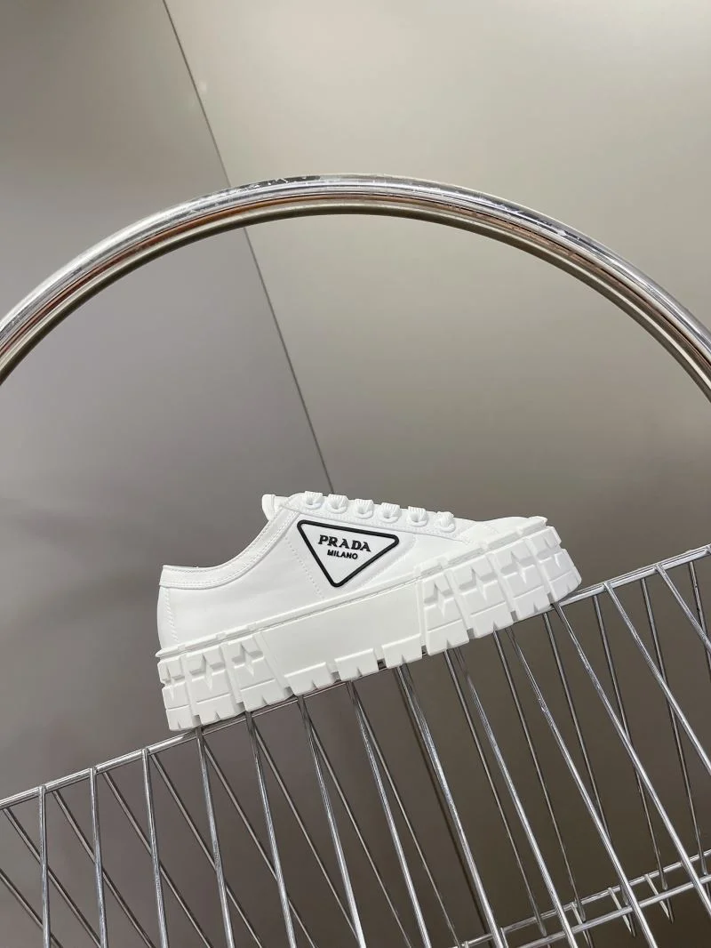 Prada Low Shoes Bold 34406