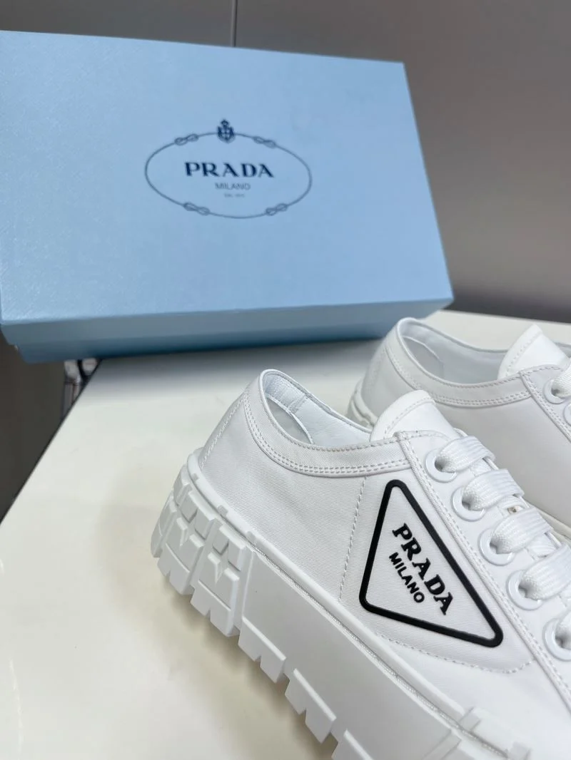 Prada Low Shoes Bold 34406
