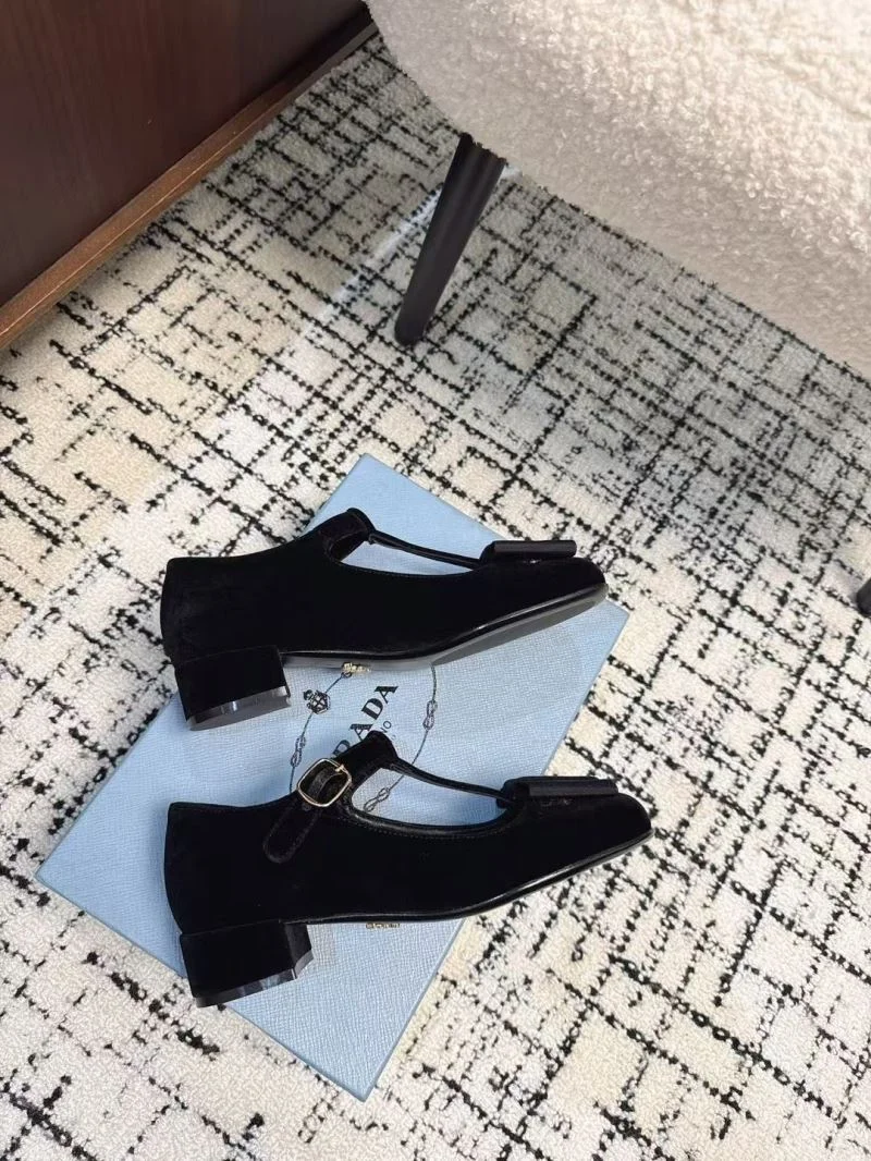 Prada Low Shoes Youthful 34402