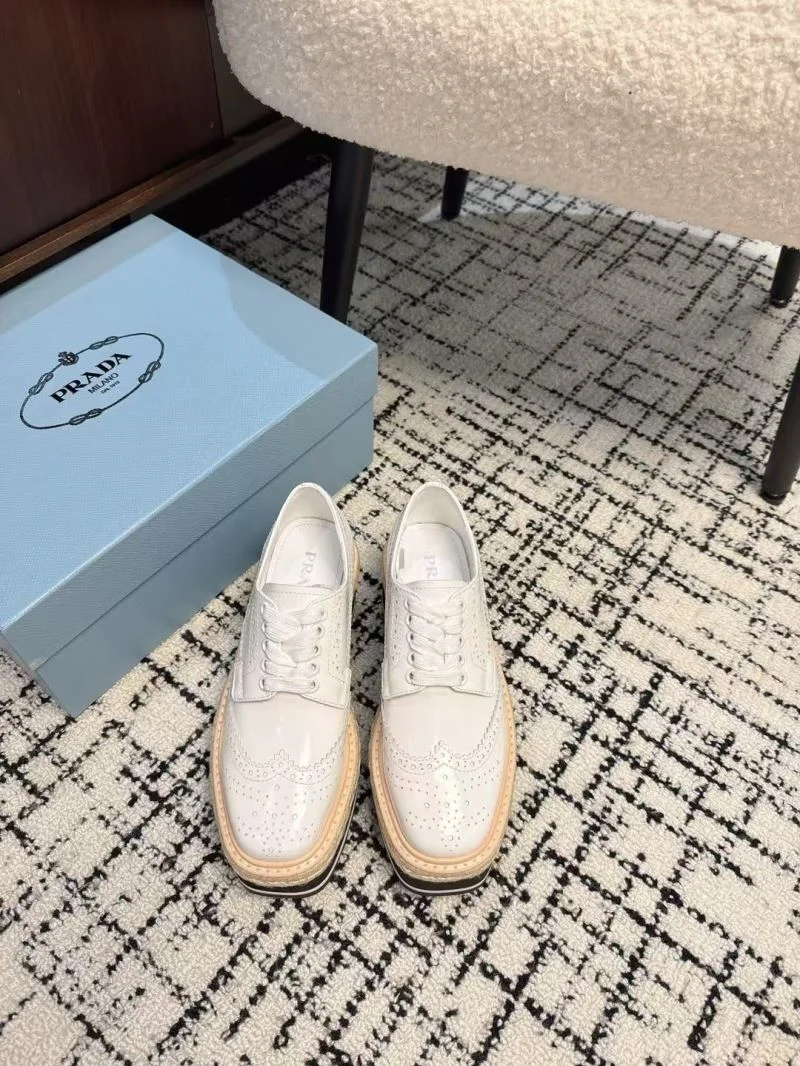 Effortless Prada Low Shoes 34397