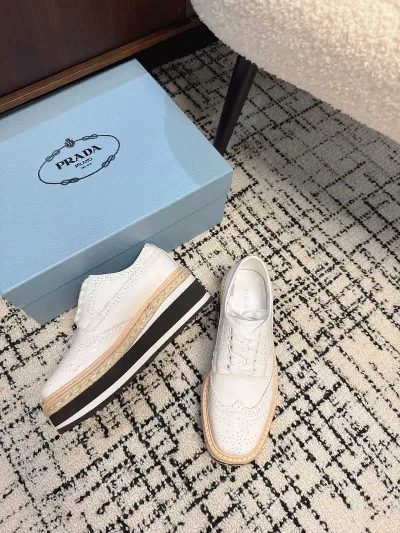 Effortless Prada Low Shoes 34397