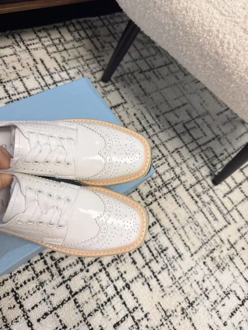 Effortless Prada Low Shoes 34397