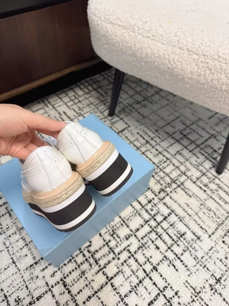 Effortless Prada Low Shoes 34397