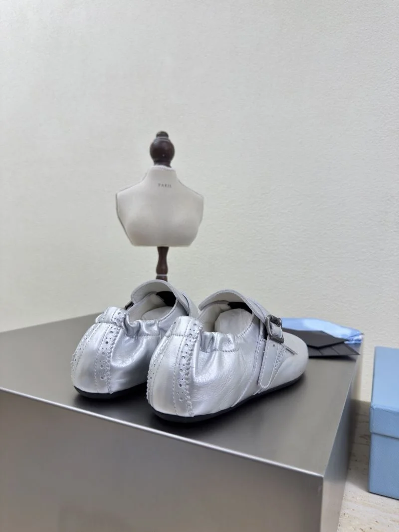 Contemporary Prada Low Shoes 35139