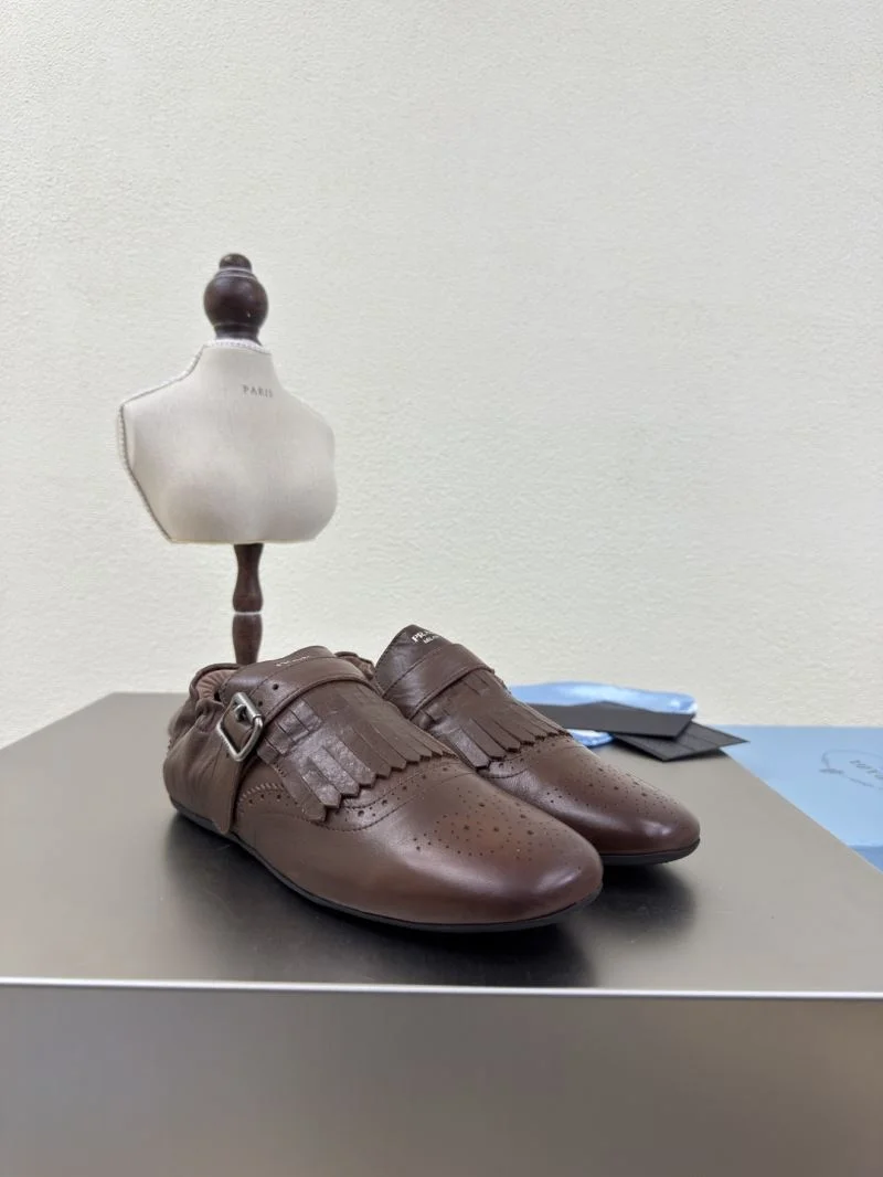 Resilient Prada Low Shoes 35137