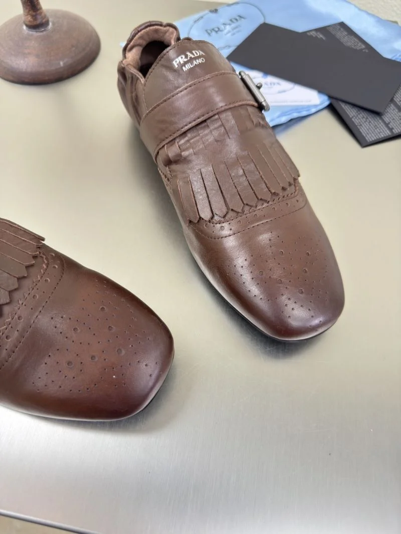 Resilient Prada Low Shoes 35137