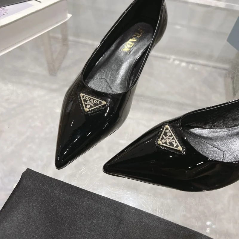 Fashionable Prada Low Shoes 35130