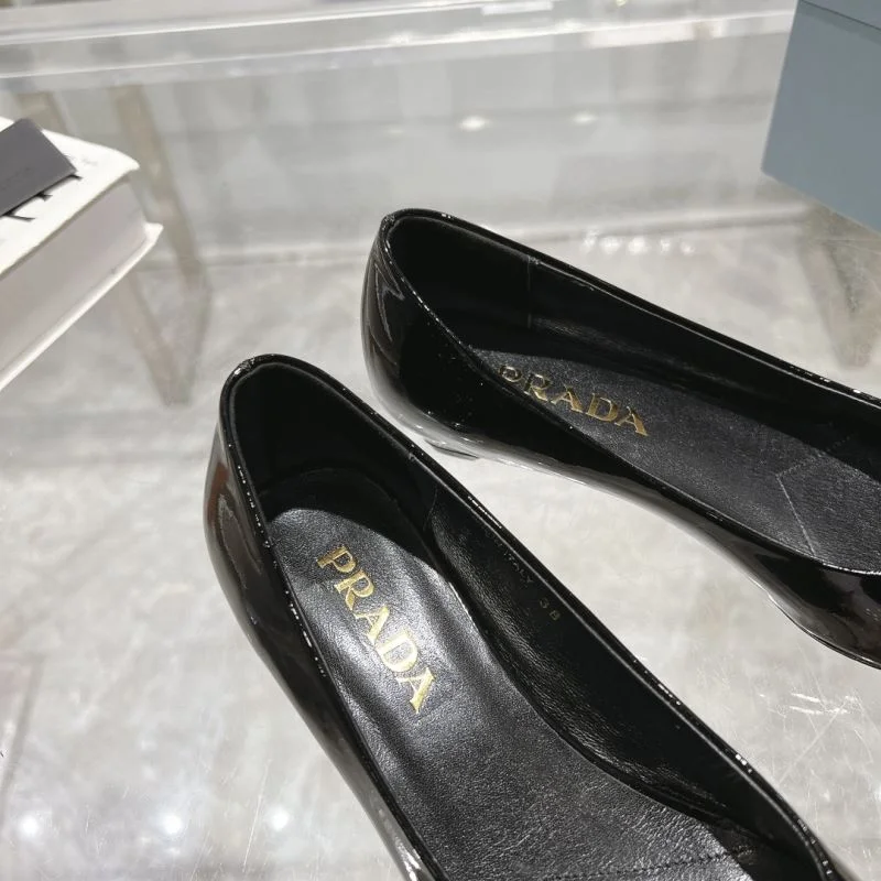 Fashionable Prada Low Shoes 35130