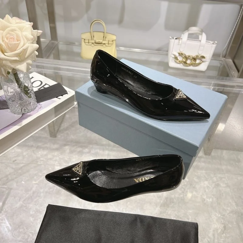 Fashionable Prada Low Shoes 35130