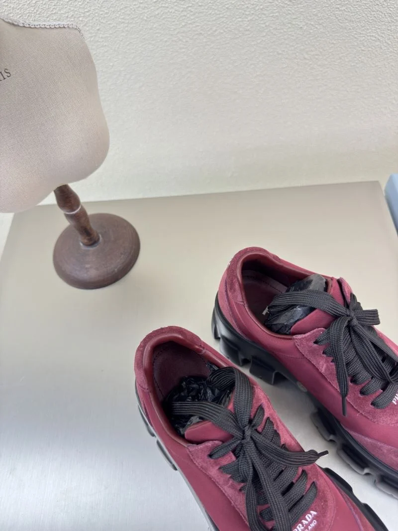 Trendsetting Prada Low Shoes 35062