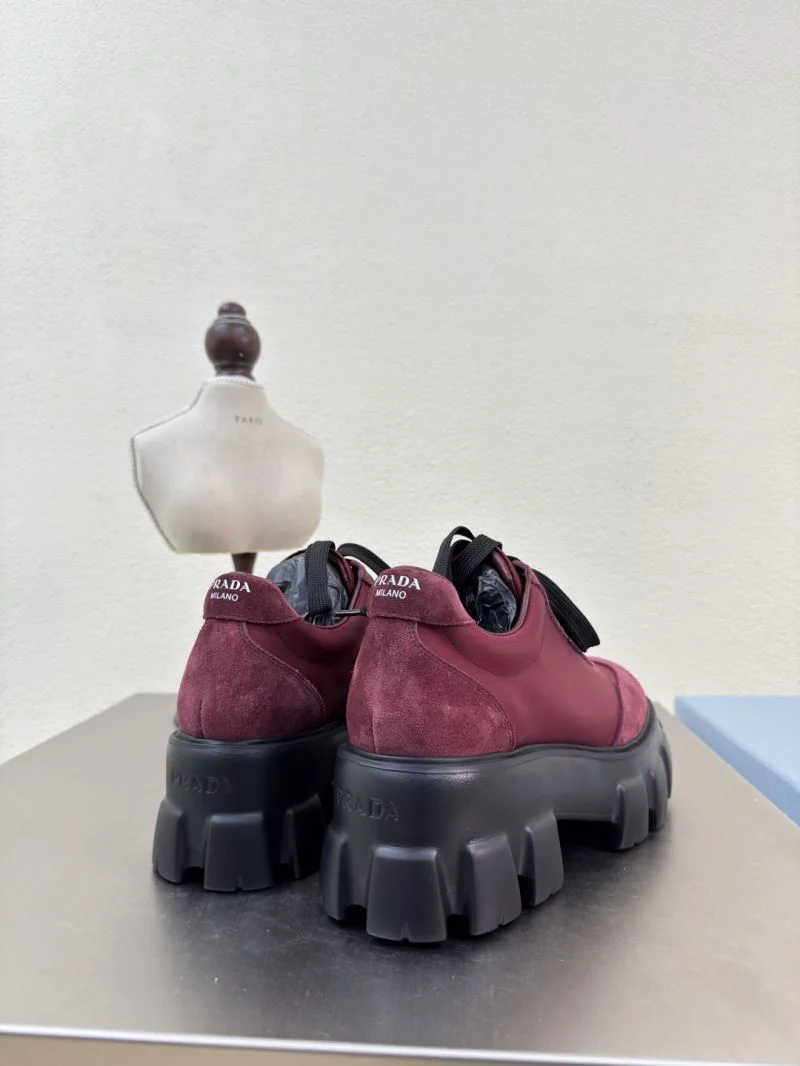 Trendsetting Prada Low Shoes 35062
