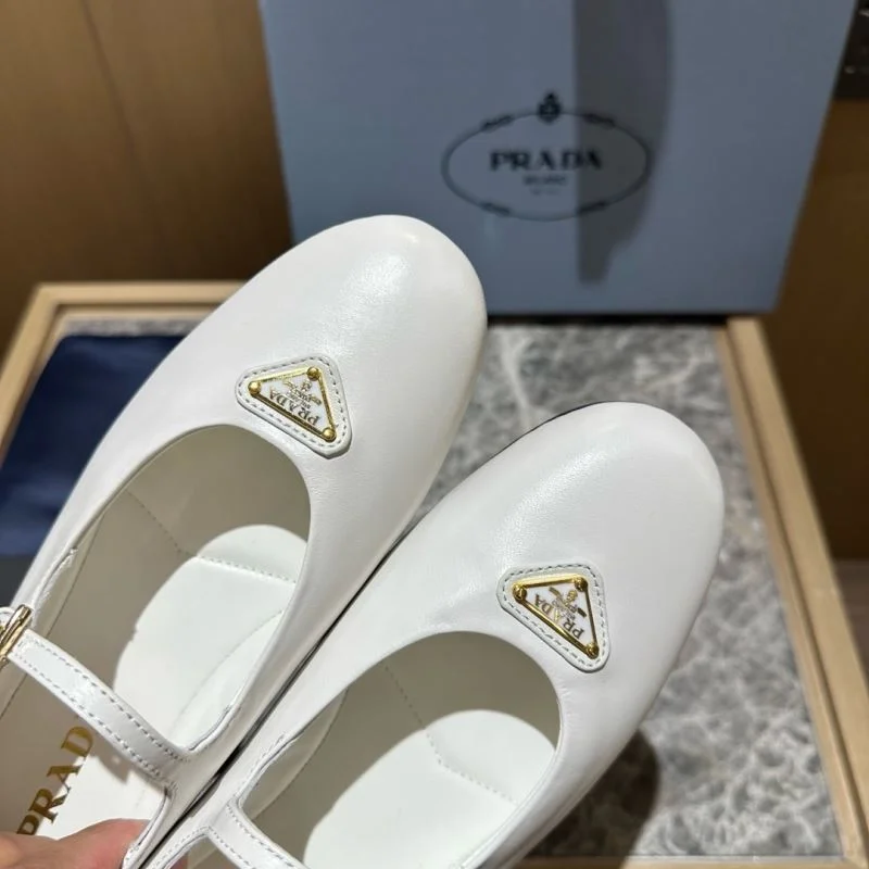 Prada Low Shoes Supportive 34827