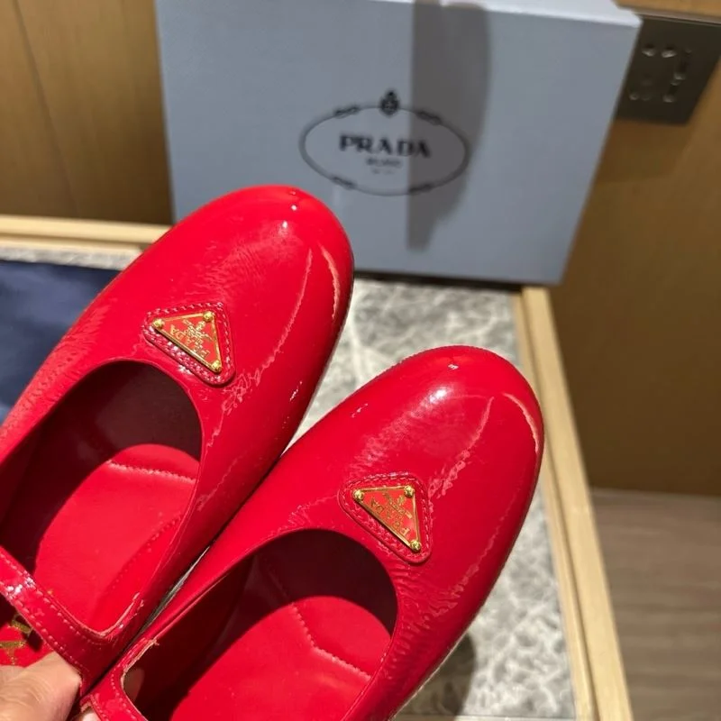 Durable Prada Low Shoes 34847