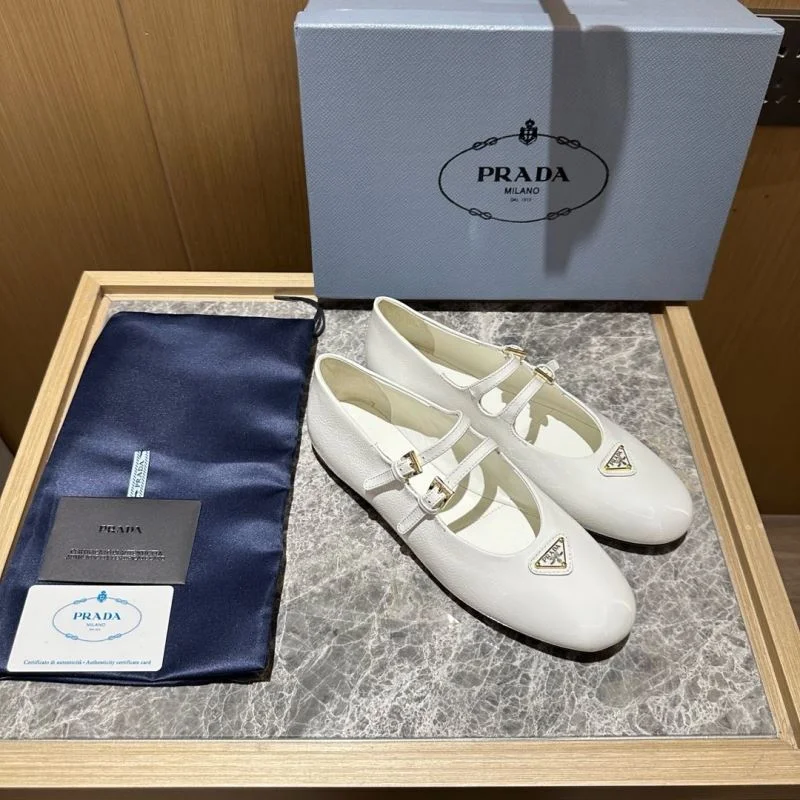 Durable Prada Low Shoes 34830