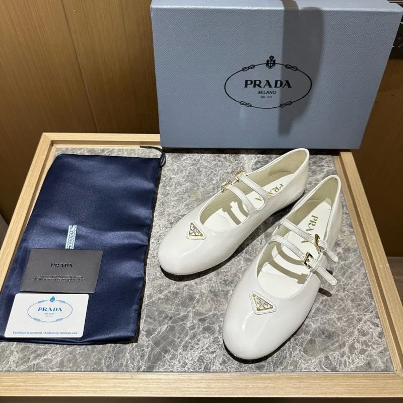 Durable Prada Low Shoes 34830