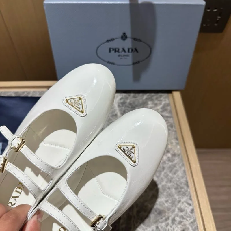 Durable Prada Low Shoes 34830
