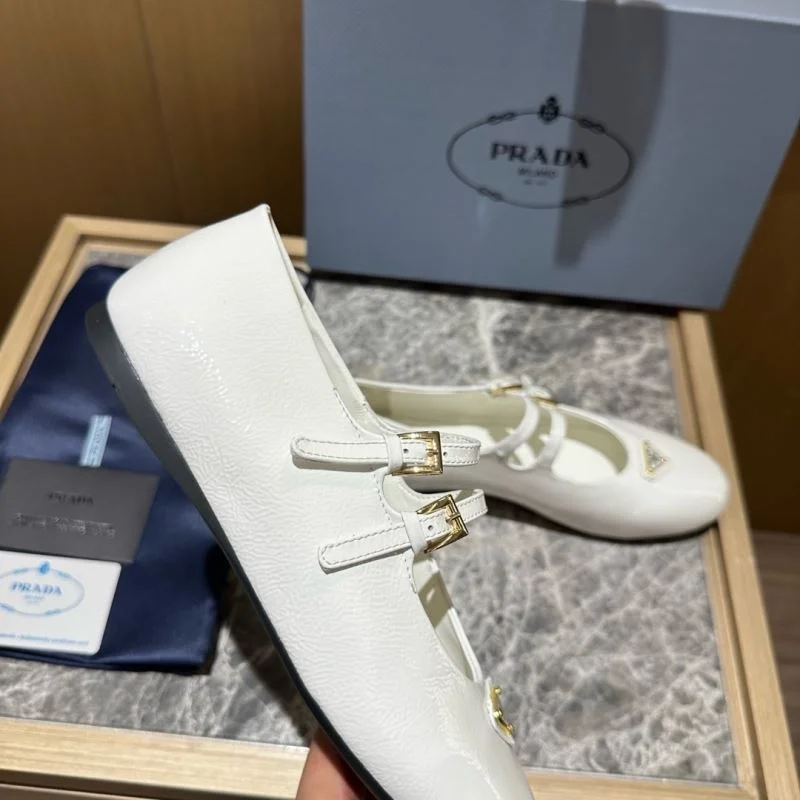 Durable Prada Low Shoes 34830