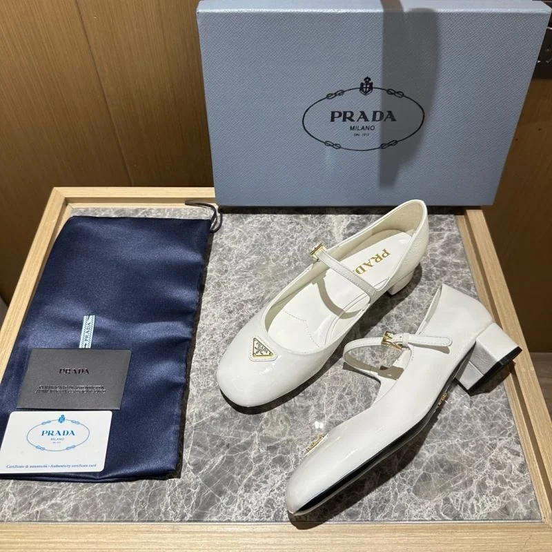 Durable Prada Low Shoes 34823