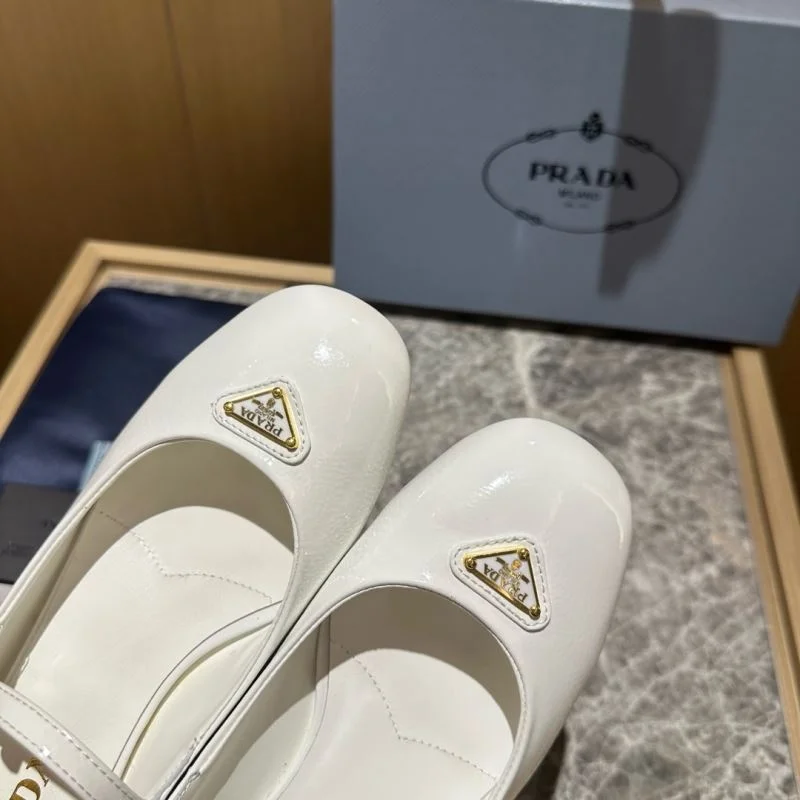 Durable Prada Low Shoes 34823