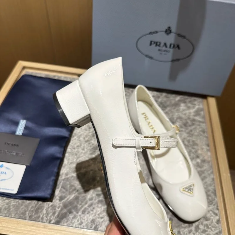 Durable Prada Low Shoes 34823