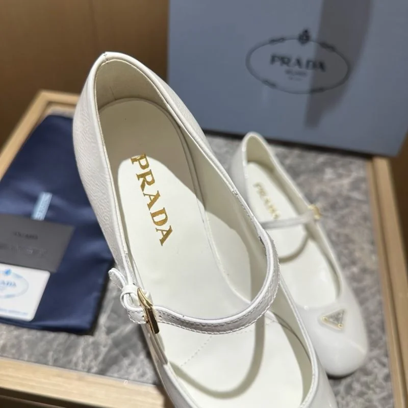Durable Prada Low Shoes 34823