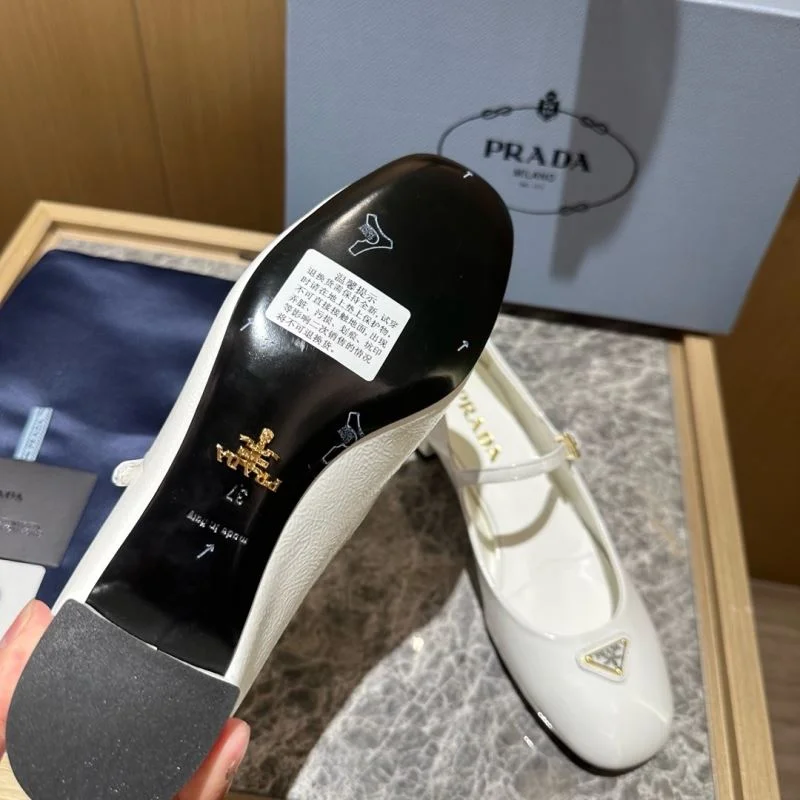 Durable Prada Low Shoes 34823