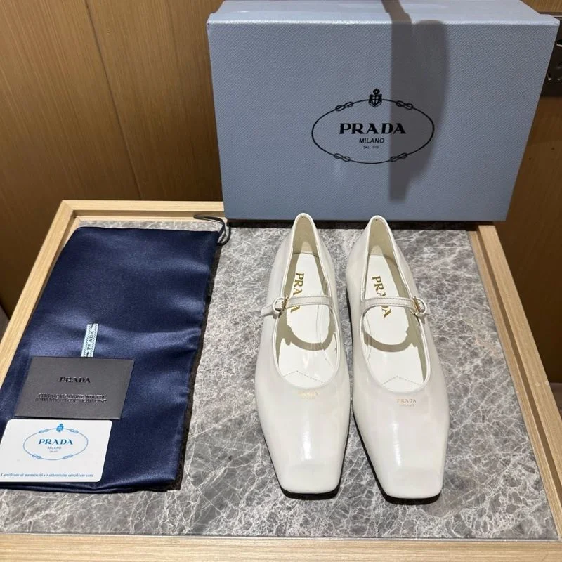 Prada Low Shoes Durable 34820