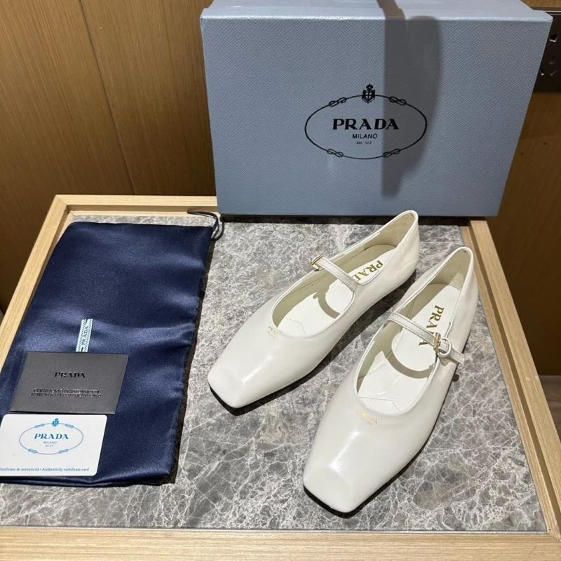 Prada Low Shoes Durable 34820
