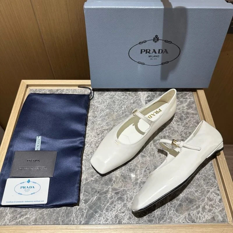 Prada Low Shoes Durable 34820