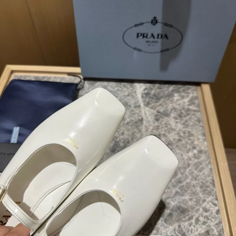 Prada Low Shoes Durable 34820
