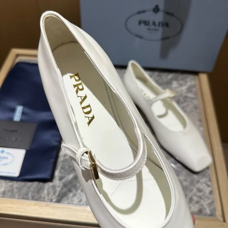 Prada Low Shoes Durable 34820