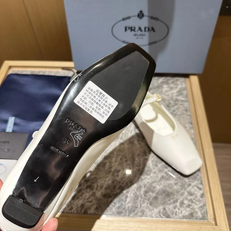 Prada Low Shoes Durable 34820