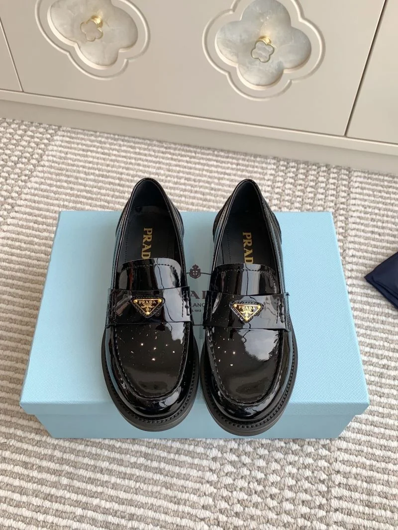 Supportive Prada Low Shoes 34822