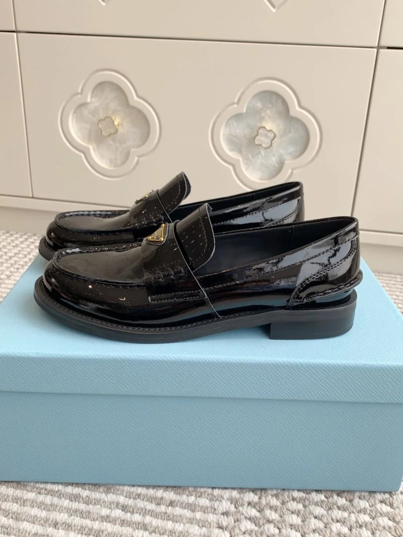 Supportive Prada Low Shoes 34822