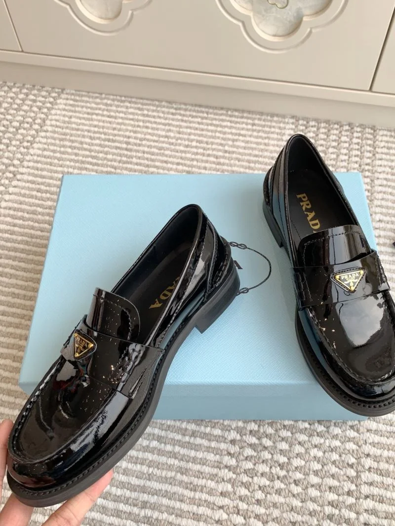 Supportive Prada Low Shoes 34822