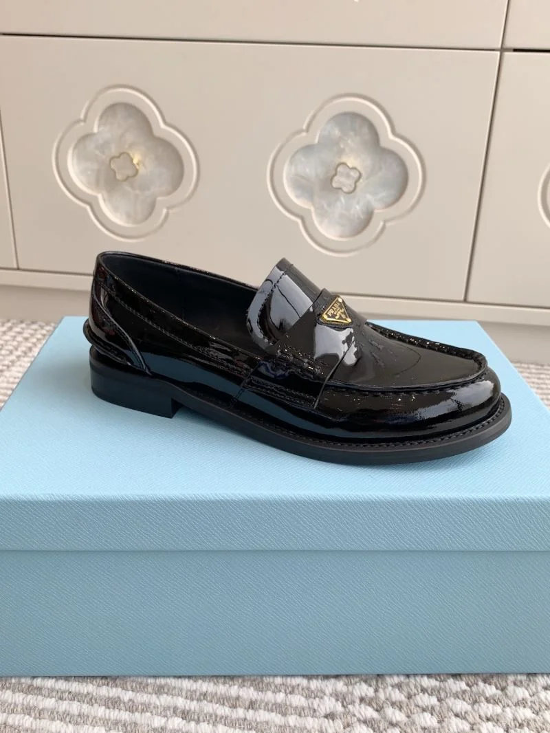 Supportive Prada Low Shoes 34822