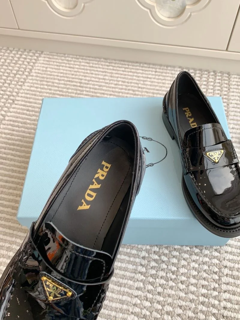 Supportive Prada Low Shoes 34822