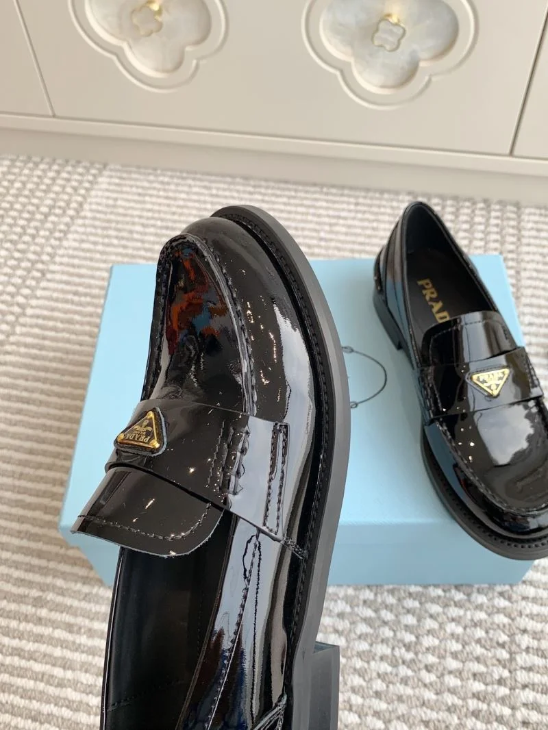 Supportive Prada Low Shoes 34822