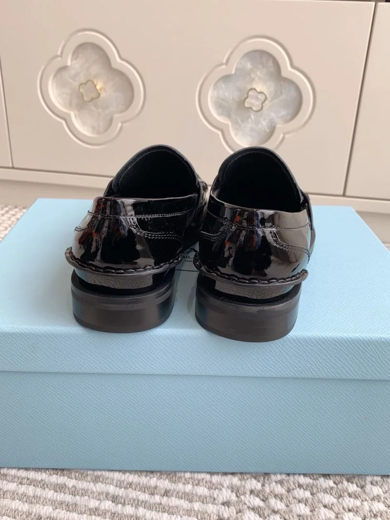 Supportive Prada Low Shoes 34822