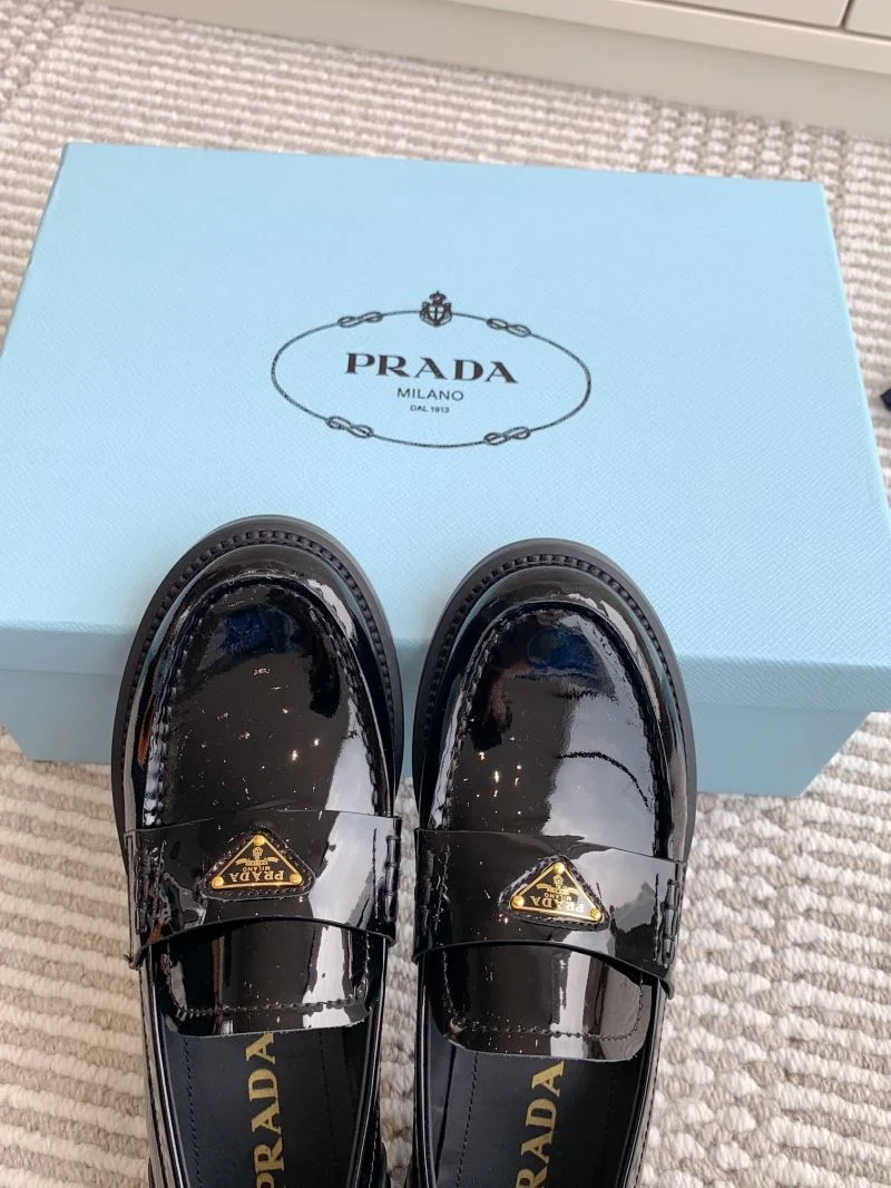 Supportive Prada Low Shoes 34822