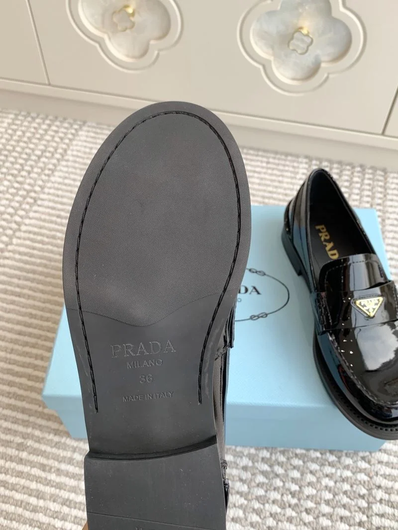 Supportive Prada Low Shoes 34822