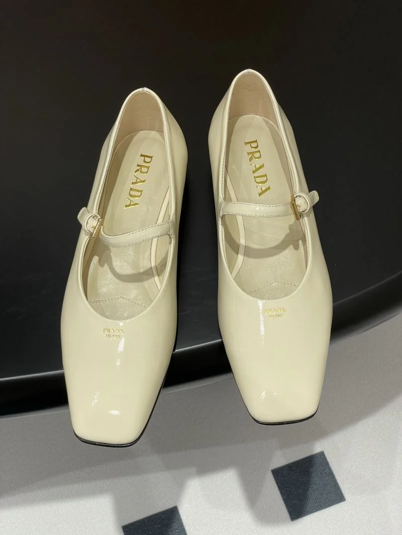 Original Prada Low Shoes 34812