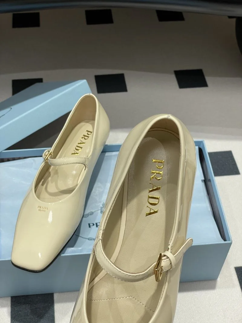 Original Prada Low Shoes 34812