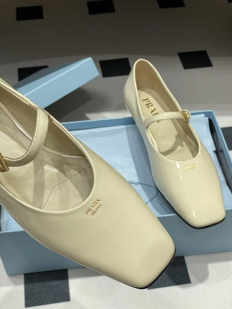 Original Prada Low Shoes 34812