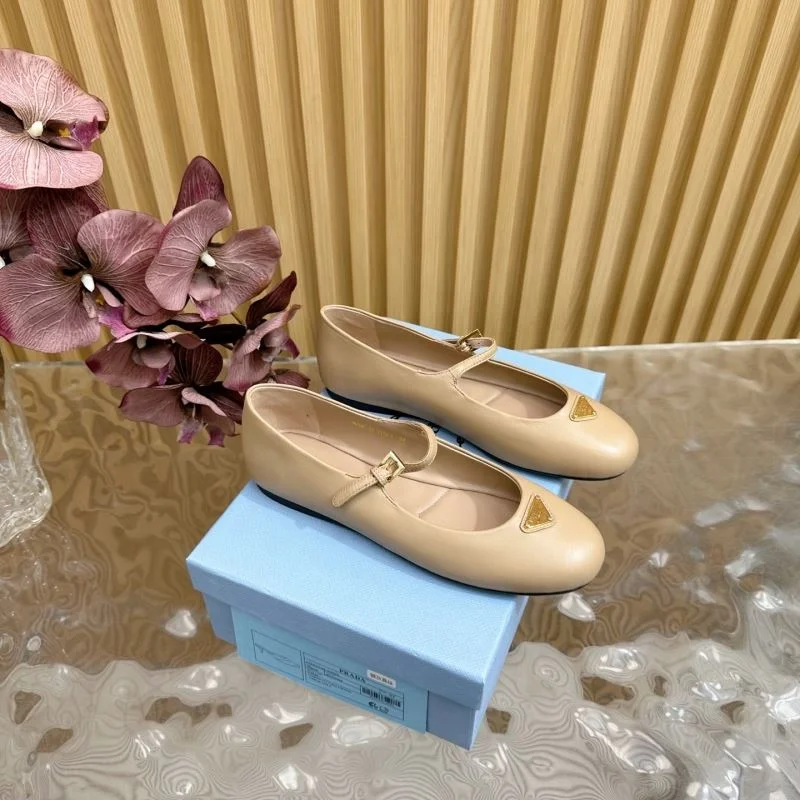 Compact Prada Low Shoes 34807