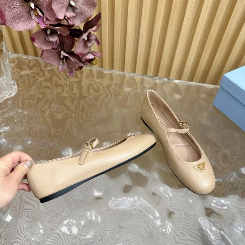 Compact Prada Low Shoes 34807